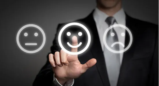 Equipo de trabajo colaborando en un ambiente laboral positivo